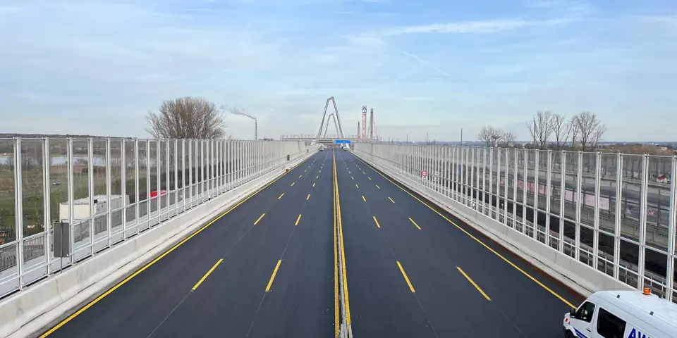 AWK Lärmschutzwand auf der Rheinbrücke Leverkusen – 6,5 m hoch, mit transparenten Elementen